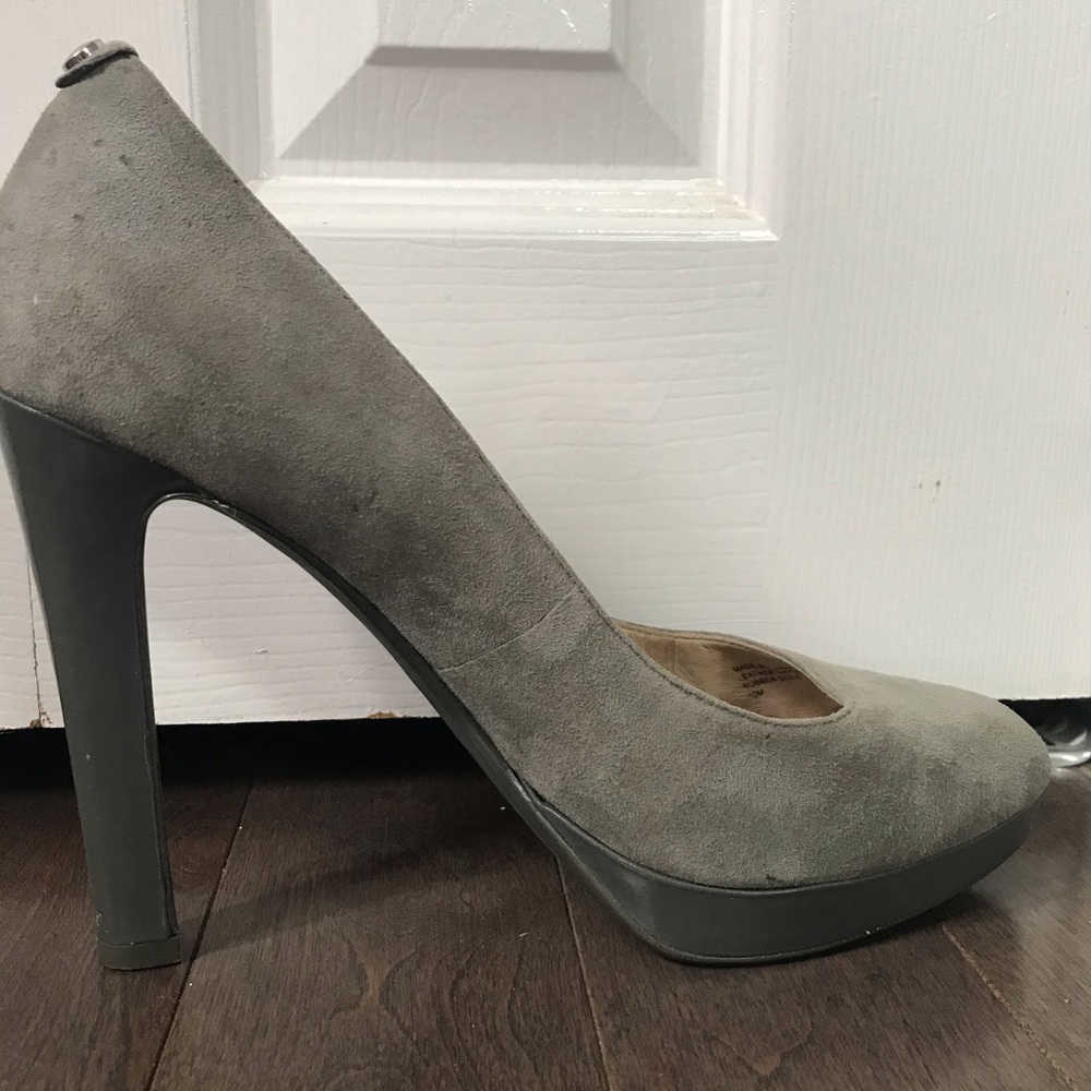 Michael Kors suede grey pumps